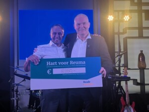 Mike met cheque vor hart voor Reuma